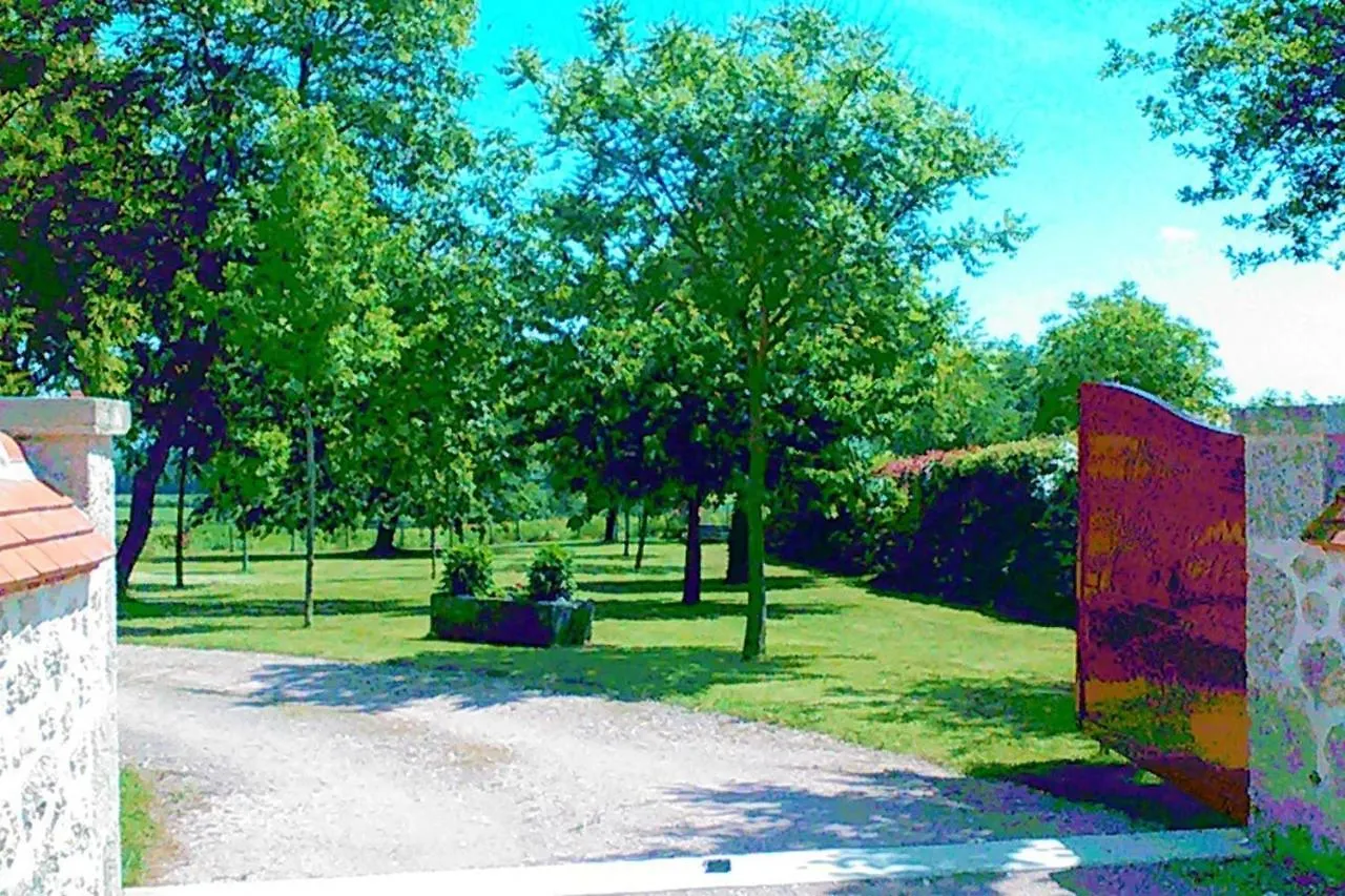 Maison Charmante A Montoldre + Jardin Holiday home